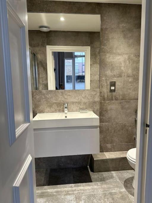 Stunning 2 Bed/2Bath Flat In Heart Of Kensington Londres Exterior foto