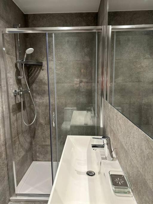 Stunning 2 Bed/2Bath Flat In Heart Of Kensington Londres Exterior foto